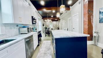 Casa, varias camas, patio, vista al jardín (Coastal Cove) | Cocina privada