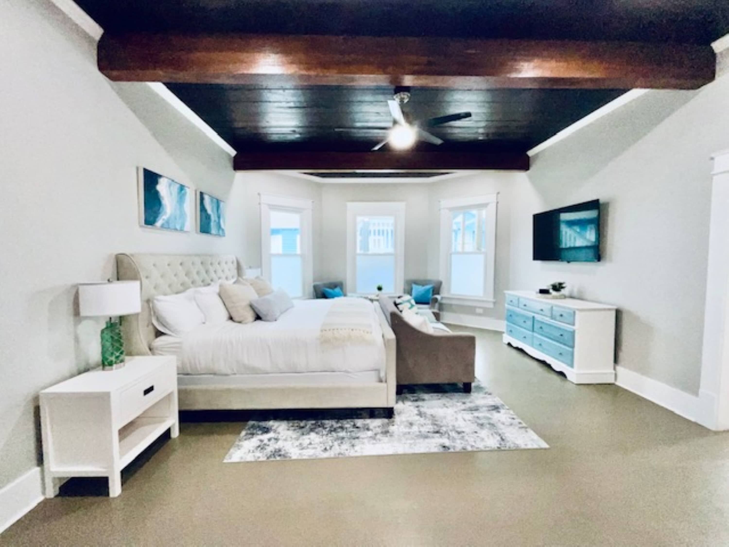 Casa, várias camas, varanda, vista para o jardim (Coastal Cove) | 4 quartos, individualmente decorados, individualmente mobiliados