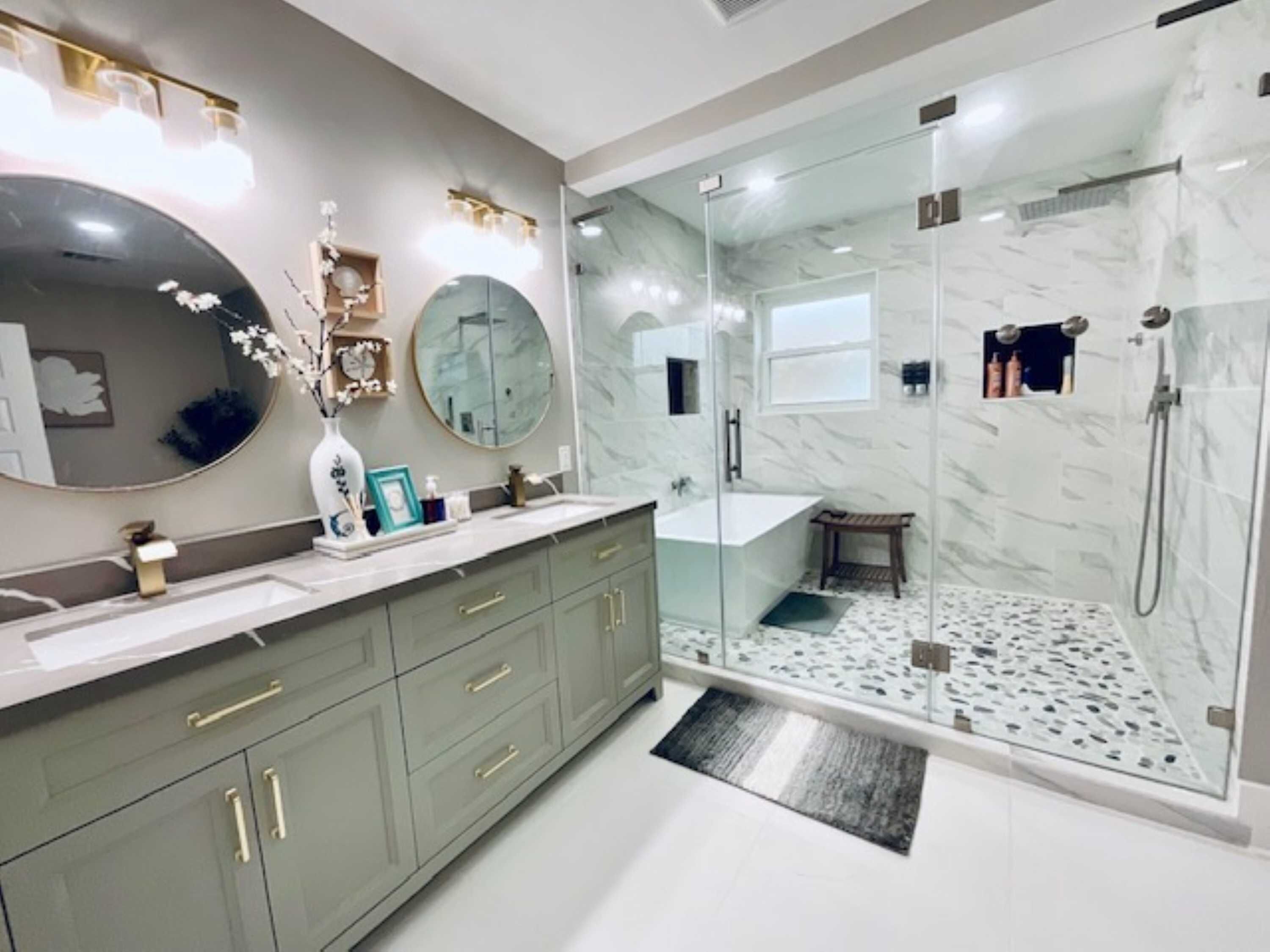 Casa, varias camas, patio, vistas al jardín (Coastal Cove) | Baño | Toallas