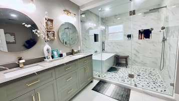 Casa, varias camas, patio, vistas al jardín (Coastal Cove) | Baño | Toallas