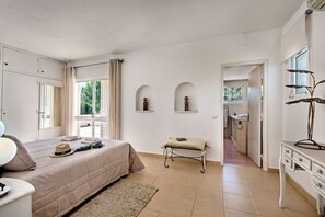 4 habitaciones, tabla de planchar con plancha y cuna de viaje 