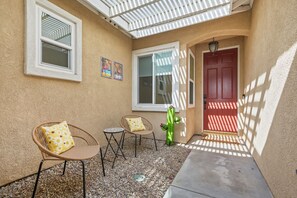 Terrace/patio - Your Own Private Desert Resort: Pool, Spa, Pool Table & Fairway Views! (Indio)
