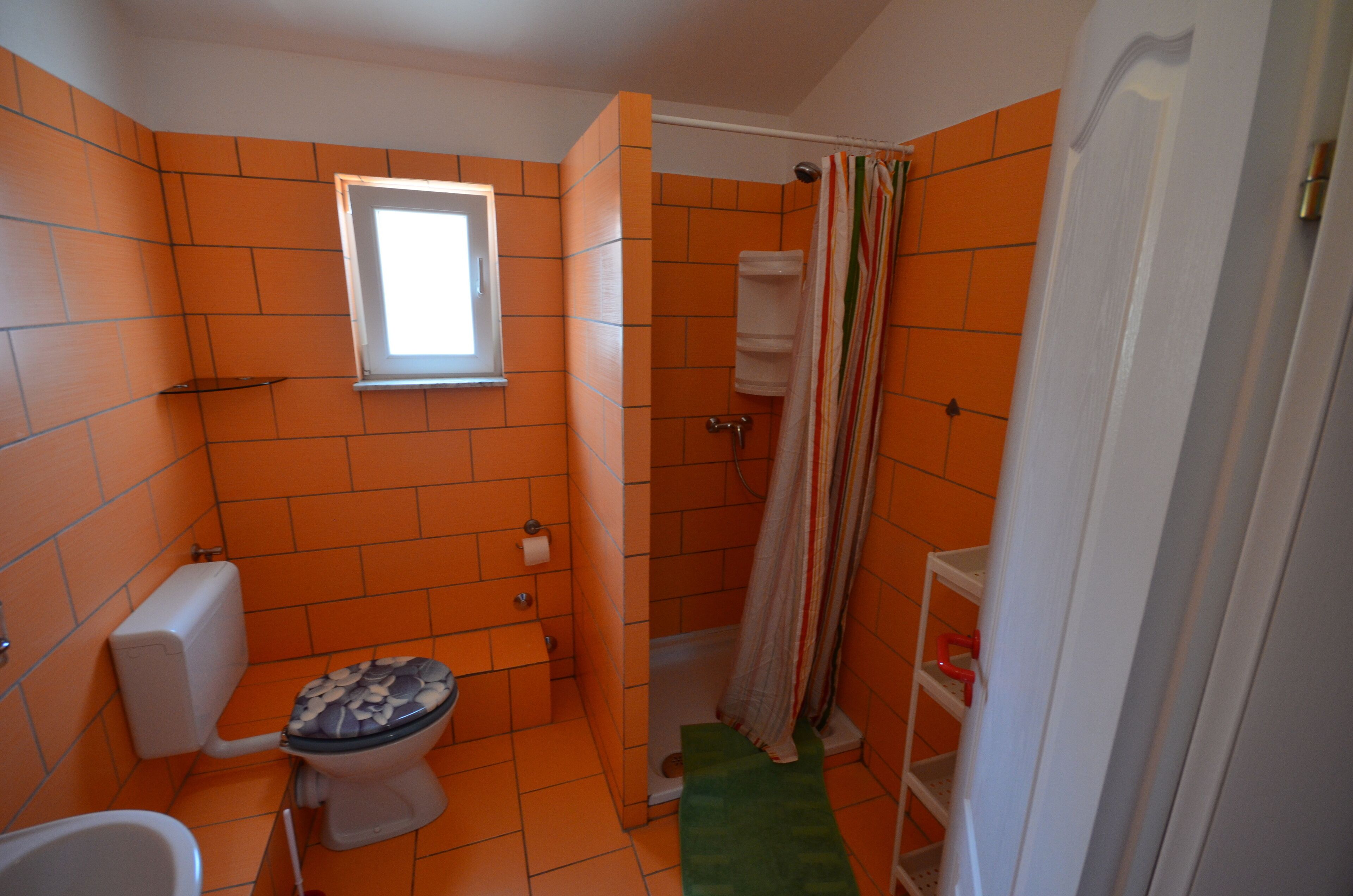 Douche, serviettes fournies, papier de toilette