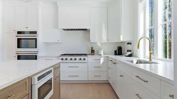 Talo, useita sänkyjä, patio, näköala puutarhaan (Van Duyne North) | Yksityinen keittiö