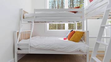 Talo, useita sänkyjä, patio, näköala puutarhaan (Van Duyne North)