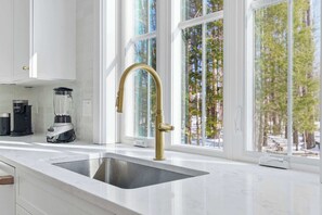 Hus, flere senger, terrasse, hageutsikt (Van Duyne North) | Innvendig