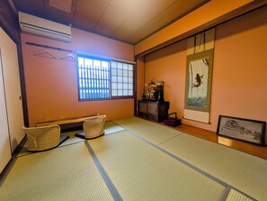 Classic Twin Room | Interior - Guest House Mikata (Nagahama)