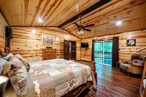 4 bedrooms, desk, iron/ironing board, WiFi - New! Play in Lukfata Creek! Hot Tub! Fire pit! (Broken Bow)