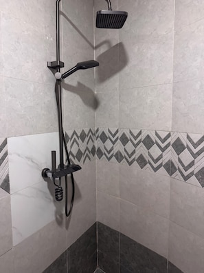 Bidet, toallas, papel de baño 
