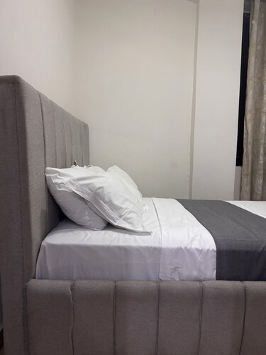 5 minutes from downtown Kinshasa. Small, chic and modern apartment
