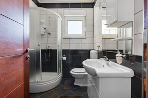 Een douche, een haardroger, handdoeken