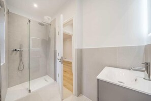 Bathroom - East London Riverside Retreat (London)