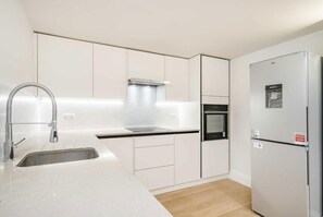 Private kitchen - East London Riverside Retreat (London)