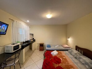 Habitación triple estándar, vistas al jardín | Cocina privada