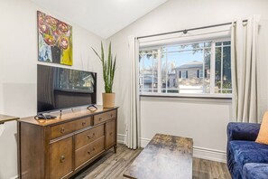 Living area - Cozy 1-bedroom 2 miles from downtown Pensacola. (Pensacola)