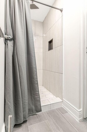 Dusche, Haartrockner, Handtücher, Seife