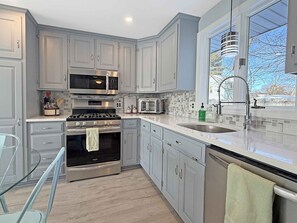 Fridge, microwave, oven, stovetop - Just Ducky: Lake Front, Easy Access to Boston, Mobility Friendly (Wilmington)