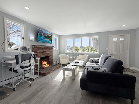 TV, books. Just Ducky: Lake Front, Easy Access to Boston, Mobility Friendly