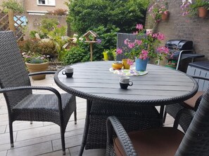 Outdoor dining - B & B Acacia (Goirle)