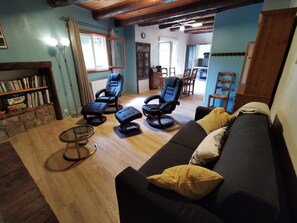 TV, fireplace - Gîte Estaou Treillo 1 cosy ideal for hikers and lovers of peace and quiet (Le Monastier-sur-Gazeille)