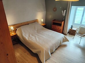 1 bedroom, iron/ironing board, Internet - Gîte Estaou Treillo 1 cosy ideal for hikers and lovers of peace and quiet (Le Monastier-sur-Gazeille)