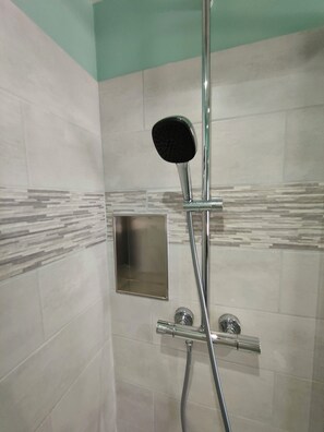 Shower, hair dryer - Gîte Estaou Treillo 1 cosy ideal for hikers and lovers of peace and quiet (Le Monastier-sur-Gazeille)