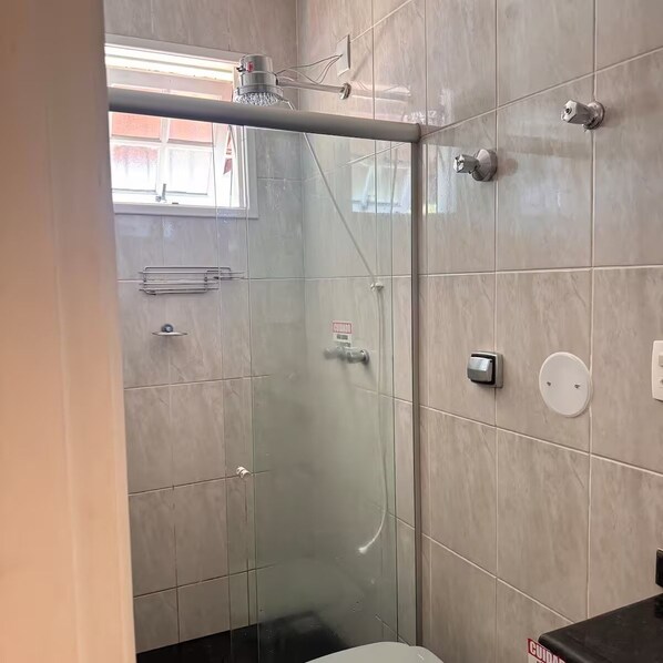 Secadora de cabello, toallas, jabón, papel de baño 