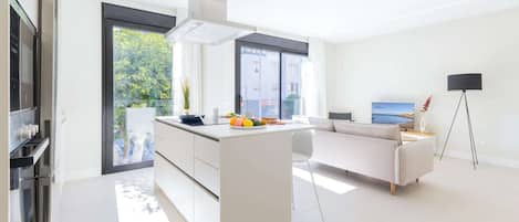 Réfrigérateur, four à micro-ondes, un four, surface de cuisson