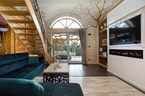 Smart TV, fireplace