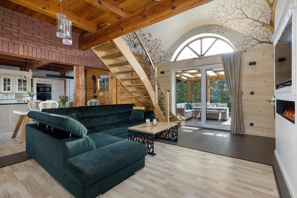 Smart TV, fireplace