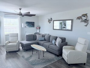 Smart TV, DVD player, books - Private saltwater pool. Mins to Panama City Beach (Panama City)