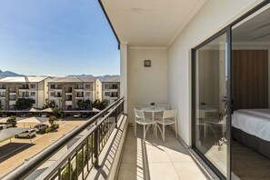 Outdoor dining - UniqueStay The Jade Apartment, Paardevlei Estate, Somerset West (Cape Town)