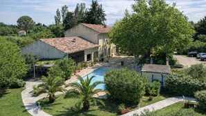 A residential property with a swimming pool, a covered patio, and a garden with palm trees. - Mas des Trois V - View Vignes & Ventoux - Gîte de Charme Premium 2 to 4 Adults (Sarrians)