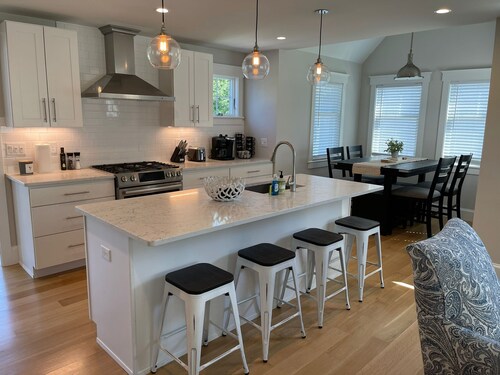 Newley remodeled home w/easy access to Newport