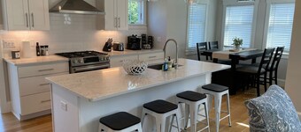 Newley remodeled home w/easy access to Newport