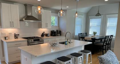 Newley remodeled home w/easy access to Newport