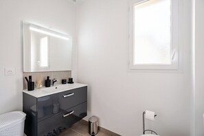 Hair dryer, towels, soap, toilet paper - A relaxing break in the countryside, 5 minutes from the sea (Martigues)