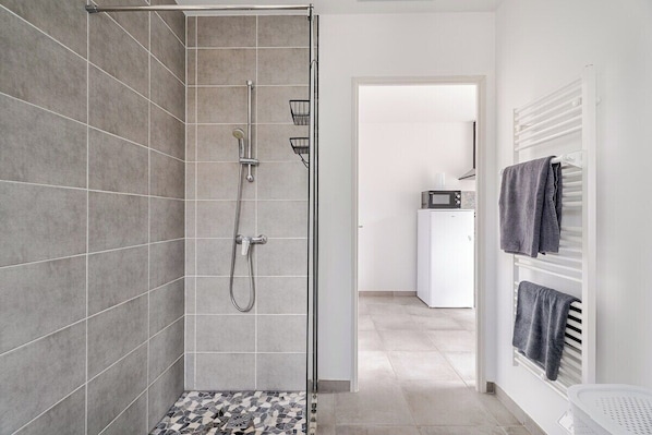 Hair dryer, towels, soap, toilet paper - A relaxing break in the countryside, 5 minutes from the sea (Martigues)