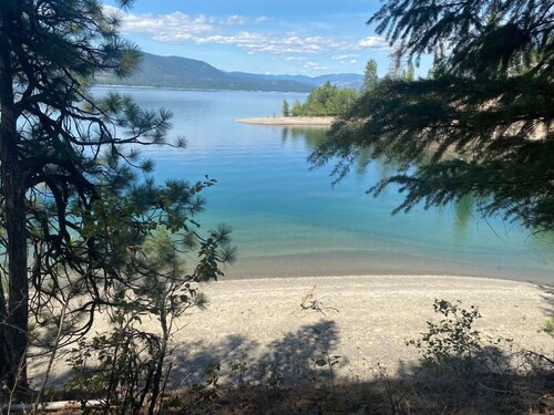 Escape to your private lake Roosevelt retreat in Gifford WA