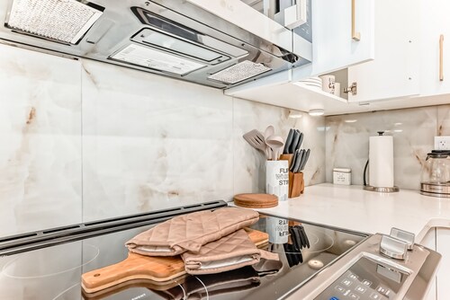 Modern 2 Bedroom Suite Near YYC Airport - Sleeps 4