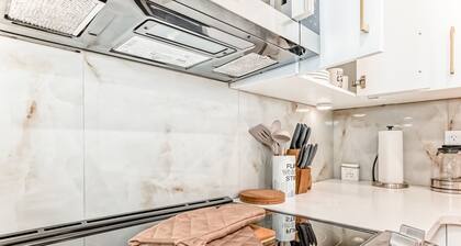 Modern 2 Bedroom Suite Near YYC Airport - Sleeps 4