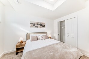 Room - Modern 2 Bedroom Suite Near YYC Airport - Sleeps 4 (Calgary)