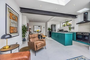 Interior - Gorgeous Family Home with Garden - Pass the Keys (Portsmouth)