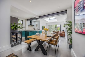 Dining - Gorgeous Family Home with Garden - Pass the Keys (Portsmouth)