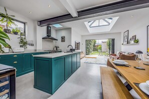 Fridge, microwave, oven, dishwasher - Gorgeous Family Home with Garden - Pass the Keys (Portsmouth)