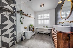 Shower, towels - Gorgeous Family Home with Garden - Pass the Keys (Portsmouth)