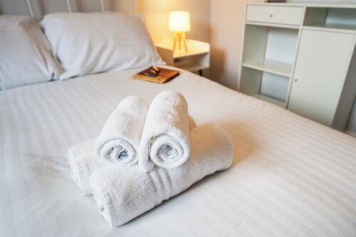 2-Bed Flat Near Shrewsbury Hospital, inc Parking - Pass the Keys