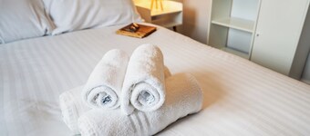 2-Bed Flat Near Shrewsbury Hospital, inc Parking - Pass the Keys