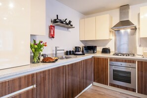 Jääkaappi, mikroaaltouuni, uuni, astianpesukone