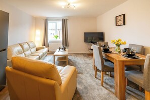 TV - 2-Bed Flat Near Shrewsbury Hospital, inc Parking - Pass the Keys (Shrewsbury)